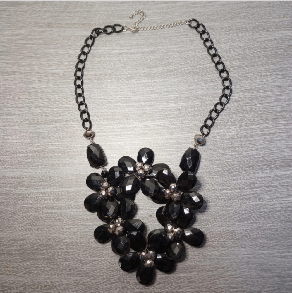 🦋 5 For $10 🦋 Black Floral Statement Necklace